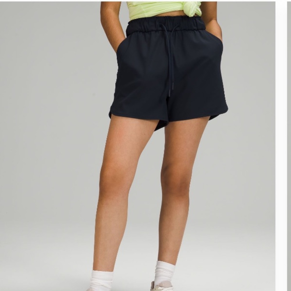 Lululemon Stretch High-Rise Short 3.5 inches - Colour: True Navy - Size: 6